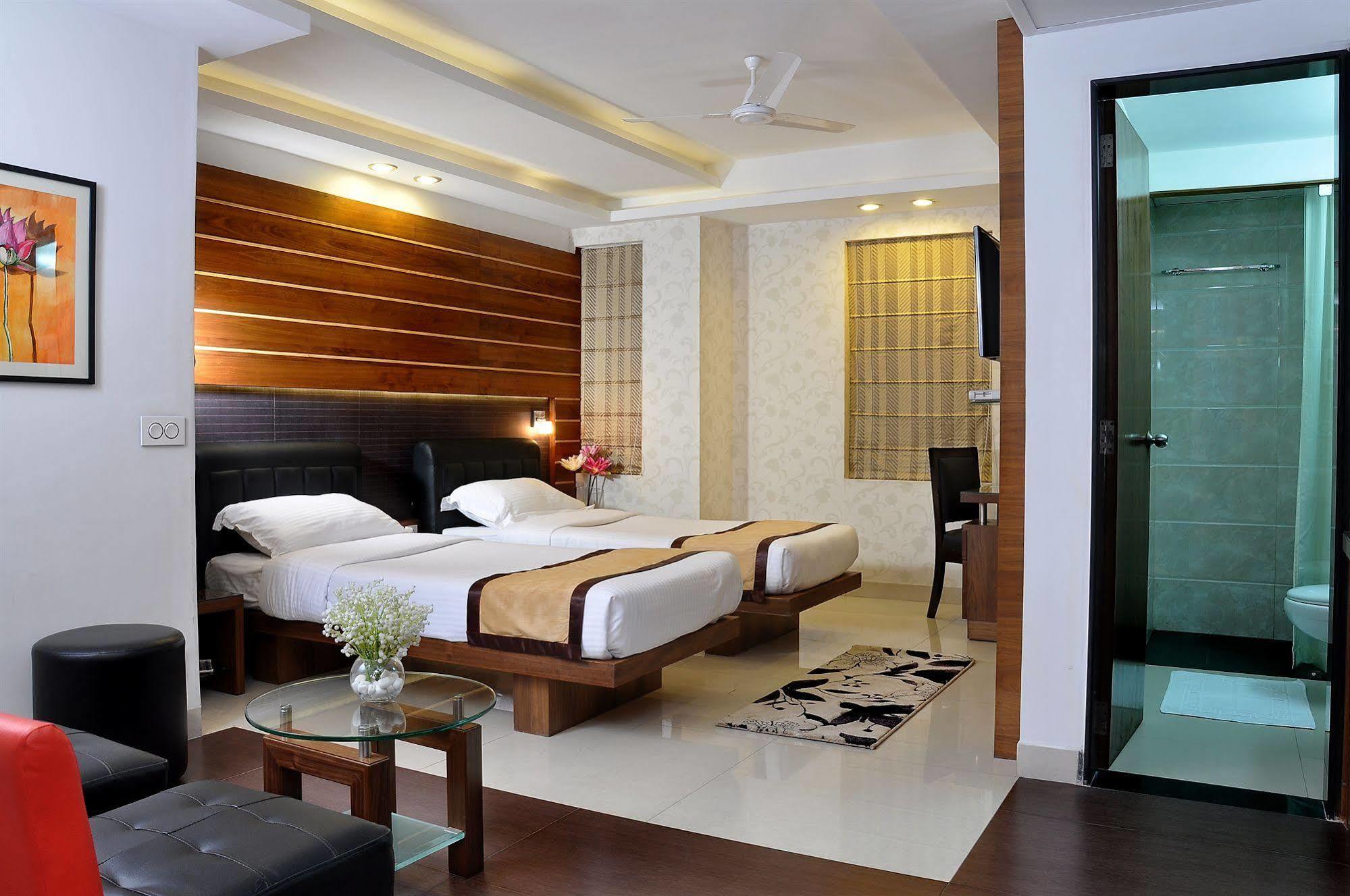 Hotel Niharika Calcutta Exteriör bild